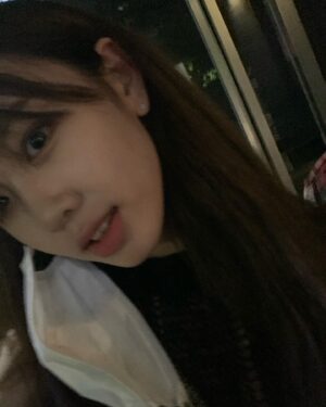Kim Ji-young Instagram - 앞머리가 생겨버렸음