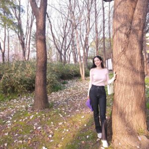 Kim Na-hee Instagram - 그냥 좀 걸을까?! 하다가
꽃구경 하고 온🌸
양재천에
마지막 벚꽃을 보러 온 사람들로 넘쳐났는데
내 눈 앞에 명당이 똬악~~ ㅎㅎㅎ
줄 서서 찍고왔다 헤헷
귀가하며 집 앞을 보니
꽃비가 많이 내려있었다
캬 날이 좋았다🫶