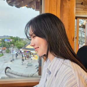 Kim Na-hee Instagram - 촬영겸 겸사겸사~~
행복한 관광객모드 ㅋㅋ
모든게 좋았던, 날씨는 덤🌸

베테랑 칼국수도 먹고!
카트도 타고! 
초코파이도 샀지만!
모주를 못 샀다 엉엉! ㅜㅜ