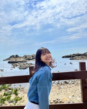 Kim Si-eun Instagram - 안녕 바다야 💙