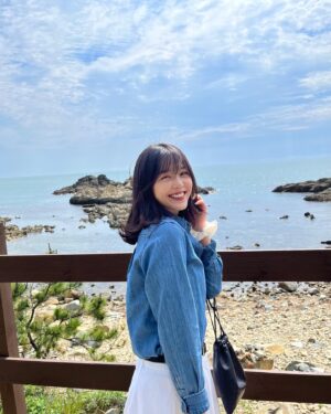 Kim Si-eun Instagram - 안녕 바다야 💙