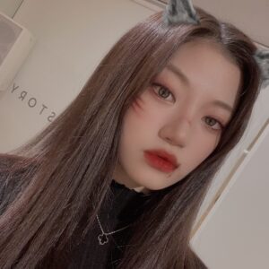 Kim Si-yoon Instagram - Happy Halloween 🎃🖤

#할로윈 #halloween