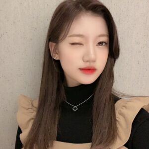 Kim Si-yoon Instagram - 여러분~! 오늘도 리슨 스테이지 봐주셔서 정말 감사합니다💕✨여러분 덕분에 오늘도 즐겁게 노래 부를 수 있었어요💖🌟진짜 사랑합니당🥺🌸
.
.
皆さん！今日もリッスンステージ見てくれて本当にありがとうございました！💕✨皆さんおかげさまで今日も楽しく歌をうたうことができました💖🌟ほんまに大好きぃぃ🥺🌸
.
.
#리슨스테이지 
#mystic#story
#시윤
#シユン
#오늘도#팬분들#덕분에#행복#❤️