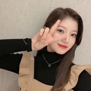 Kim Si-yoon Instagram - 여러분~! 오늘도 리슨 스테이지 봐주셔서 정말 감사합니다💕✨여러분 덕분에 오늘도 즐겁게 노래 부를 수 있었어요💖🌟진짜 사랑합니당🥺🌸
.
.
皆さん！今日もリッスンステージ見てくれて本当にありがとうございました！💕✨皆さんおかげさまで今日も楽しく歌をうたうことができました💖🌟ほんまに大好きぃぃ🥺🌸
.
.
#리슨스테이지 
#mystic#story
#시윤
#シユン
#오늘도#팬분들#덕분에#행복#❤️