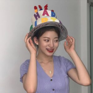 Kim Si-yoon Instagram - 💜🐣🤩💜