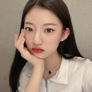 Kim Si-yoon Instagram - 🌙⭐🐣💛✨🌟
유니시티 소중해 사랑해💖
ユニシティ大切なんだ大好きだ💖
.
.
#シユン#시윤
#ユニシティ#유니시티🐣❤️
#고민하다가#사진#다#올림#ㅎㅎ
#치통샷 😆