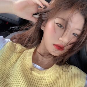Kim Si-yoon Instagram - 🚘🌬💨💃🤳🏻🐣💛😆