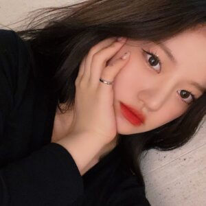 Kim Si-yoon Instagram - 🌟Popteen 1月号発売🌟

Popteen1月号が発売されました！

今回号に内容はクリスマス号なので専属モデルからティーンズへのクリプレ企画やキャラ別妄想カップル企画などやってます！😍❣️キャ〜！

今月号ではめるるさんときょうきょうさんが卒業をします！！
卒業おめでとうございます！🙇‍♀️✨

たくさん見てくださいぃ💓

(久しぶりにselfieで〜す💕❛˓◞˂̵  )