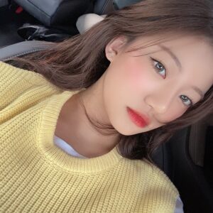 Kim Si-yoon Instagram - 🚘🌬💨💃🤳🏻🐣💛😆