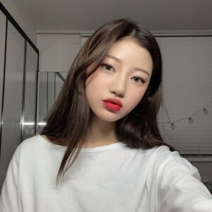 Kim Si-yoon Instagram - ✨Popteen 6月号発売👀✨
.
Popteen 6月号が発売になりました！！
表紙はリコリコさんです!おめでとうございます🎉
.
そして付録はCECIL McBEE女子力UP最強コスメ4点セットが一緒にいます！！
.
残念にも私が今回の6月号にはコロナによって参加しないようになりました😭😭それで！
私の普段のセルカを入れました！
皆さんも体に気をつけてください！！
皆さんが痛ければ私も痛いです。。笑
たとえ6月号に参加できなかったがそれでも私とPopteen 6月号に多くの関心と応援お願いします！！💕🥺💕
.
いつも愛してるよぉ😆❤️❤❤❤❤❤
.
항상 사랑합니다앙😆❤️❤❤❤❤❤
.
#popteen