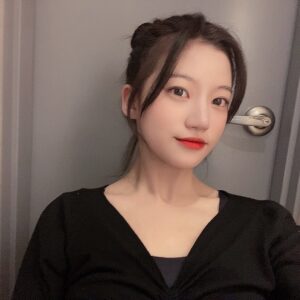 Kim Si-yoon Instagram - 여러분 오랜만이에요 👀✨❤
보고 싶었어요 💕
제 업로드를 기다려주셔서 감사합니다💓
.
.
내츄럴한 메이크업과 스모키 메이크업을 해봤었는데요! 여러분은 어떤 제가 더 좋으신가요 ~?!🖤
.
.
皆さん！久しぶりです 👀✨❤
会いたかったです。 💕
私のアップロードを待ってくれてありがとうございます💓
.
.
ナチュラルなメーキャップと、スモーキーメイクアップをしてみたんです! 皆さんはどんな私がもっと好きですか ~?!🖤
.
.
#シユン
#김시윤
#siyoon
#popteen
#05
#Mysticstory
#rookies