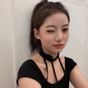 Kim Si-yoon Instagram - 여러분 오랜만이에요 👀✨❤
보고 싶었어요 💕
제 업로드를 기다려주셔서 감사합니다💓
.
.
내츄럴한 메이크업과 스모키 메이크업을 해봤었는데요! 여러분은 어떤 제가 더 좋으신가요 ~?!🖤
.
.
皆さん！久しぶりです 👀✨❤
会いたかったです。 💕
私のアップロードを待ってくれてありがとうございます💓
.
.
ナチュラルなメーキャップと、スモーキーメイクアップをしてみたんです! 皆さんはどんな私がもっと好きですか ~?!🖤
.
.
#シユン
#김시윤
#siyoon
#popteen
#05
#Mysticstory
#rookies