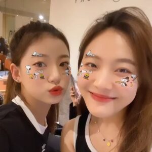 Kim Si-yoon Instagram - 우리 문뚜아 언니 생일 축하해요😍항상 저 웃게 해주고 행복하게 해줘서 고마워요! 나두 언니 행복하게 해줄고얌💕 그리구 나는 언니 웃을 때가 제일 좋아요 평생 내가 웃게 해줄게요🥰
언니가 항상 어떤 모습이든 사진 찍어준 덕분에 정말 이쁘고 많은 추억 생겨서 좋아요 우리 앞으로 이쁜 추억 많이 만들어 가자구요😉💜 
나의 달 나의 문쑤아 언냐 사랑해요💗