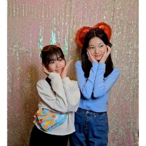 Kim Su-in Instagram - .수인
.
.소이와  인생네컷 찍는중 도촬 🥰😂
.사랑스런 소이와도 정많이들었고
.서로 응원하는 모습이 너무 이뻤다는 ^^
.
.고마웠어 소이야~♡
.
.
.
.
#히어로는아닙니다만
#박소이  @soi_hami