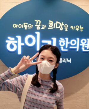 Kim Su-in Instagram - ♡
.요즘 왜 자꾸 브이를 하는거지?🙄
.
.한달만에 #하이키 방문
.벌써  인연을 맺은지 일년이 훌쩍지났다니
.시간이 왜이리 빨리지나가는지..
.
.너무 잘해주고있는 수인 ^^
.좋은인연 ♡
.
.
.
.
.
#김수인
#아역김수인
#하이키한의원
#감사합니다
#건강하자
#건강하세요