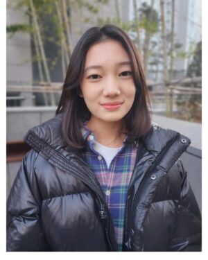 Kim Su-in Instagram - 수인♡
.
.너무 추운 요즘 
.수인이는  잘~  지내고 있지요🤗
.중학교 입학 한지가 어제같은데..
.벌써  2학년이 된다는 사실..
.시간아~~ 😭
.
.
.
.
.
#감기조심하세요😁
#눈길도조심하세요
#김수인
#아역김수인
#아역배우
#주니어모델
#광고모델