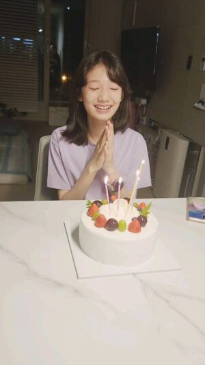 Kim Su-in Instagram - ♡
.늦은시간 수인이에 생일축하~🥰
.
.수인이는 무슨 소원을 빌었을까요~♡
.
.우리딸  14번째 생일축하해~💕
.
.수인이는 요즘 너무 행복하게 하루하루를  재미있게  잘지내고 있어요 ^^
.
.
#happybirthday
#생일축하
#김수인
#편안한밤
#goodnight