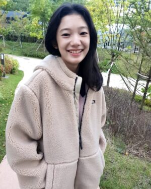 Kim Su-in Instagram - ♡
#광고
.
.
.수인이는  잘있지요~🤗
.
.
.벌써 뽀글이를 입으니 따뜻하다는 계절이 오고 있네요~
.시간참~  빠르다는..
.그새 또 컸다는  우리수인이 ~😁
.감기조심
.건강조심 하세요~
.
.
.
.
.@ng_apparel.kids
#내셔널지오그래픽키즈#내셔널지오그래픽#코스토니뽀글이#키즈후리스#후리스#플리스
.
#김수인
#아역김수인
#아역배우
#주니어모델
#광고모델