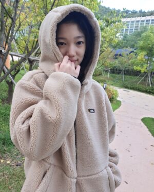 Kim Su-in Instagram - ♡
#광고
.
.
.수인이는  잘있지요~🤗
.
.
.벌써 뽀글이를 입으니 따뜻하다는 계절이 오고 있네요~
.시간참~  빠르다는..
.그새 또 컸다는  우리수인이 ~😁
.감기조심
.건강조심 하세요~
.
.
.
.
.@ng_apparel.kids
#내셔널지오그래픽키즈#내셔널지오그래픽#코스토니뽀글이#키즈후리스#후리스#플리스
.
#김수인
#아역김수인
#아역배우
#주니어모델
#광고모델