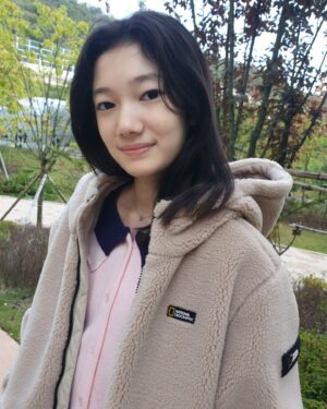 Kim Su-in Instagram - ♡
#광고
.
.
.수인이는  잘있지요~🤗
.
.
.벌써 뽀글이를 입으니 따뜻하다는 계절이 오고 있네요~
.시간참~  빠르다는..
.그새 또 컸다는  우리수인이 ~😁
.감기조심
.건강조심 하세요~
.
.
.
.
.@ng_apparel.kids
#내셔널지오그래픽키즈#내셔널지오그래픽#코스토니뽀글이#키즈후리스#후리스#플리스
.
#김수인
#아역김수인
#아역배우
#주니어모델
#광고모델