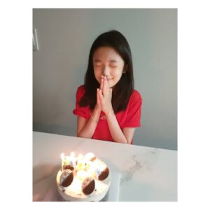 Kim Su-in Instagram - ♡
.오늘은~🥰
.수인이 생일이었어요~^^
.뜻깊은 하루였기를~🥳💕
.
.수인이는 너무 잘지내지요~😊
.
.
.
.
#건강하게
#모두 행복하세요 ♡
#생일
#생일축하해
#김수인
#아역배우
#주니어모델
#행복하자
#happybirthday 💕
#편안한밤되세요
#goodnight🌙