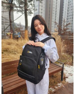 Kim Su-in Instagram - 수인♡.

#제품협찬
.
.새해에도 건강하세요~🥰🤗
.
.
.
.
.ㅡㅡㅡㅡㅡㅡㅡㅡㅡㅡㅡㅡㅡㅡㅡ
#내셔널지오그래픽키즈  @ng_apparel.kids
#내셔널지오그래픽
.
.안정적인 프레임과 톡톡 튀는 디자인의 신학기 가방 ~
.통기성이 뛰어난 등판으로 편안하고 쾌적한 착용감! 
.재귀반사 패치로 야간이나 우천시 보다 안전한 활동 가능하답니다~
.
.>> 1월 중 23SS 신학기 가방 구매 시 스니커즈 3만윈 할인 프로모션 진행 중<<
.
.
.
#키즈가방 #키즈책가방 #신학기가방 #새학기가방 #초등학생가방 #초등학생책가방  #입학선물 #새학기선물 #내셔널가방 #내셔널책가방
