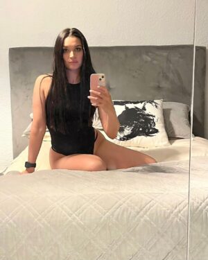Kim Suzanne Engelbrecht Instagram - #NoPantsThursday 🤗😘