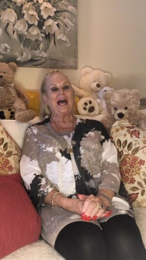 Kim Woodburn Instagram - I’m BACK !!