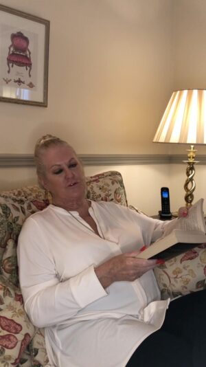 Kim Woodburn Instagram - Having a read of my book!