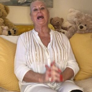 Kim Woodburn Instagram - Just a note- the same note! Re next week’s videos!😂😂