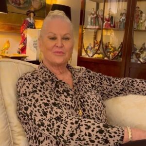 Kim Woodburn Instagram - Mosaic boutique TONIGHT 7pm on Facebook