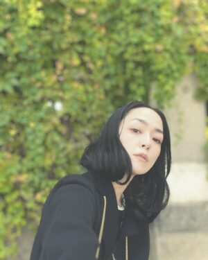 Kim Yoon-ah Instagram - ☽

두렵고 고된 업무 수행을 앞둔 시동값을 
모두 사용했다. 이제 진짜 일 할 시간.

스타트 선을 넘는데 많은 에너지가 필요했으나
일단 일 모드로 전환하자
교감신경이 미친듯이 춤추기 시작한다. 

수면 중에도 작업중인 음악을 연주하는 뇌와 
그 음악을 듣고 
문득 문득 각성되는 새벽 시간이 그리웠다, 

아이러닉하게도.

☽