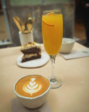 Kim Yoon-ah Instagram - ☽

두렵고 고된 업무 수행을 앞둔 시동값을 
모두 사용했다. 이제 진짜 일 할 시간.

스타트 선을 넘는데 많은 에너지가 필요했으나
일단 일 모드로 전환하자
교감신경이 미친듯이 춤추기 시작한다. 

수면 중에도 작업중인 음악을 연주하는 뇌와 
그 음악을 듣고 
문득 문득 각성되는 새벽 시간이 그리웠다, 

아이러닉하게도.

☽