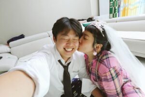 Kim Young-hee Instagram - 🤵🏻❤️👰🏻‍♀️❤️👶🏻
2주년 결혼기념을 그냥 넘길수 없기에
1주년은 둘
2주년은 셋 ㅎ
해서 태어나고 찍고싶었던 컨셉으로 후다닥 찍어봤어요
.
기념사진을 멋드러지게 찍으러 외출 준비를 하는 과정
해서 놀아주고 
분유통 씻고
빨래개고 
분유주고
화장하고 나가려는데
결국 해서 잠들어서 셀카로 마무리하는 2주년을 찍어봤습니다
.
@ez_snap