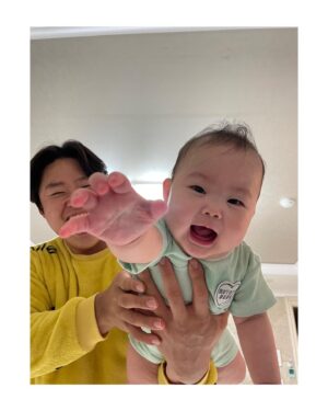 Kim Young-hee Instagram - 둘이 웃는거 보믄 그냥 바로 힐링 
물론 둘 두고 여행가믄 더 힐링 🤣
.
딸아 엄마는 아빠의 웃는 모습과
엄청 긍정적인 모습과
큰손과 허벅지같은 팔뚝에 반했었단다
딸도 아빠 한팔에 안기는걸 젤 행복해 하구나 
.
엄마가 점점 체력이 떨어져도
믿는구석이 있지 
키로수가 늘수록 아빠한테 많이 안겨줘~
아빠한테 많이 놀아달라 해줘🤣
.
진짜 행복이다!!
아임해피 위아해피