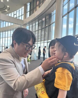 Kim Young-hee Instagram - 오늘 하루 엄청 꽉 채웠네요~
소라이모 정혜이모랑 현호삼촌 결혼식 갔어요~~
신랑이 너무 울어 식 진행중에
신부가 아닌 신랑 메이크업 헤어 수정 첨봤어요 ㅋ
이모 삼촌들 다 만나서 너무 좋았어요
허민이모 나미이모 회경삼촌 덕분에 
해서애미는 편하게 밥 먹었네요
우일 삼촌 장난치지 말고 297만원 마져 주시고요😏
오는길에 우일삼촌 한강뷰집에 놀러갔다가
우리 아파트 야시장가서  범균삼촌네랑 놀고~
삼촌이 사준 뽀로로 낚시대 들고 집으로~~~~😍