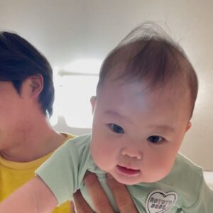 Kim Young-hee Instagram - 둘이 웃는거 보믄 그냥 바로 힐링 
물론 둘 두고 여행가믄 더 힐링 🤣
.
딸아 엄마는 아빠의 웃는 모습과
엄청 긍정적인 모습과
큰손과 허벅지같은 팔뚝에 반했었단다
딸도 아빠 한팔에 안기는걸 젤 행복해 하구나 
.
엄마가 점점 체력이 떨어져도
믿는구석이 있지 
키로수가 늘수록 아빠한테 많이 안겨줘~
아빠한테 많이 놀아달라 해줘🤣
.
진짜 행복이다!!
아임해피 위아해피