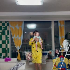 Kim Young-hee Instagram - 둘이 웃는거 보믄 그냥 바로 힐링 
물론 둘 두고 여행가믄 더 힐링 🤣
.
딸아 엄마는 아빠의 웃는 모습과
엄청 긍정적인 모습과
큰손과 허벅지같은 팔뚝에 반했었단다
딸도 아빠 한팔에 안기는걸 젤 행복해 하구나 
.
엄마가 점점 체력이 떨어져도
믿는구석이 있지 
키로수가 늘수록 아빠한테 많이 안겨줘~
아빠한테 많이 놀아달라 해줘🤣
.
진짜 행복이다!!
아임해피 위아해피