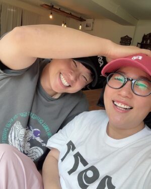 Kim Young-hee Instagram - 2주만에 데이트
해서 등원 하고 알면 알수록 매력 터지는 북변동
맛집 지도 도장깨기~~아직 멀었네요
너무 오고 싶었던 물회집 와서 물회먹고 커피도 한잔 했네요
담엔 여기서 샌드위치 꼭 먹어볼래요~~
문득 드는 생각인데..웃을때 잇몸 안보이는 너가 부럽구나🤣
.
제가 모자 진짜 안어울리는데 
요건 신기하게 착붙이에요❤️
우리 첫 커플 모자~~
@rovve_official