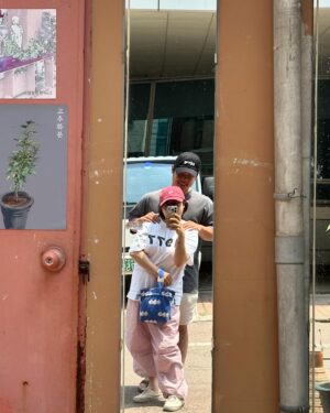 Kim Young-hee Instagram - 2주만에 데이트
해서 등원 하고 알면 알수록 매력 터지는 북변동
맛집 지도 도장깨기~~아직 멀었네요
너무 오고 싶었던 물회집 와서 물회먹고 커피도 한잔 했네요
담엔 여기서 샌드위치 꼭 먹어볼래요~~
문득 드는 생각인데..웃을때 잇몸 안보이는 너가 부럽구나🤣
.
제가 모자 진짜 안어울리는데 
요건 신기하게 착붙이에요❤️
우리 첫 커플 모자~~
@rovve_official