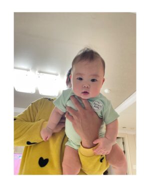 Kim Young-hee Instagram - 둘이 웃는거 보믄 그냥 바로 힐링 
물론 둘 두고 여행가믄 더 힐링 🤣
.
딸아 엄마는 아빠의 웃는 모습과
엄청 긍정적인 모습과
큰손과 허벅지같은 팔뚝에 반했었단다
딸도 아빠 한팔에 안기는걸 젤 행복해 하구나 
.
엄마가 점점 체력이 떨어져도
믿는구석이 있지 
키로수가 늘수록 아빠한테 많이 안겨줘~
아빠한테 많이 놀아달라 해줘🤣
.
진짜 행복이다!!
아임해피 위아해피