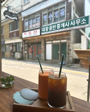 Kim Young-hee Instagram - 2주만에 데이트
해서 등원 하고 알면 알수록 매력 터지는 북변동
맛집 지도 도장깨기~~아직 멀었네요
너무 오고 싶었던 물회집 와서 물회먹고 커피도 한잔 했네요
담엔 여기서 샌드위치 꼭 먹어볼래요~~
문득 드는 생각인데..웃을때 잇몸 안보이는 너가 부럽구나🤣
.
제가 모자 진짜 안어울리는데 
요건 신기하게 착붙이에요❤️
우리 첫 커플 모자~~
@rovve_official