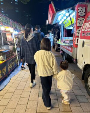 Kim Young-hee Instagram - 오늘 하루 엄청 꽉 채웠네요~
소라이모 정혜이모랑 현호삼촌 결혼식 갔어요~~
신랑이 너무 울어 식 진행중에
신부가 아닌 신랑 메이크업 헤어 수정 첨봤어요 ㅋ
이모 삼촌들 다 만나서 너무 좋았어요
허민이모 나미이모 회경삼촌 덕분에 
해서애미는 편하게 밥 먹었네요
우일 삼촌 장난치지 말고 297만원 마져 주시고요😏
오는길에 우일삼촌 한강뷰집에 놀러갔다가
우리 아파트 야시장가서  범균삼촌네랑 놀고~
삼촌이 사준 뽀로로 낚시대 들고 집으로~~~~😍