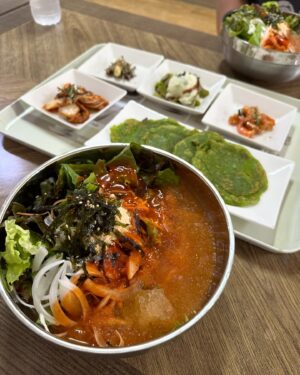 Kim Young-hee Instagram - 2주만에 데이트
해서 등원 하고 알면 알수록 매력 터지는 북변동
맛집 지도 도장깨기~~아직 멀었네요
너무 오고 싶었던 물회집 와서 물회먹고 커피도 한잔 했네요
담엔 여기서 샌드위치 꼭 먹어볼래요~~
문득 드는 생각인데..웃을때 잇몸 안보이는 너가 부럽구나🤣
.
제가 모자 진짜 안어울리는데 
요건 신기하게 착붙이에요❤️
우리 첫 커플 모자~~
@rovve_official