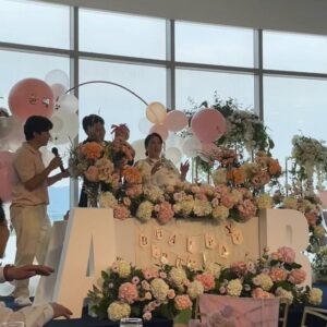 Kim Young-hee Instagram - 돌끝맘~~~~🤣
그나저나 아빠는 어찌 딸의 치마핏을 지켜주지 못하는가??🥲
.
진짜 벅차게 감사하고 벅차게 즐어웠던 날
결혼식과 달리 일일이 연락을 다 드리지 못했는데..
정말 많은분들이 와주셨고 
못오신 분들도 맘 다 써주시고 .. 
사회 부탁에 흔쾌히 ㅇㅋ!!해주신 통영아들 경환선배님
@heodak_forever 
소리장인 케~~빈  성원 선배님
@kingsungwon7 
기쁜날 행사풍선 빠질수 없다며 온몸으로 보여주신 남용선배님
@namyongseo 
등장만으로 난리난리 찌디
@dareakky 
역시나 엔딩요정 혜련 선배님 감사합니다~~~
@ulumma2012 
.
하객들 보니 너무 잘살았다
리마인드 웨딩이니??
엄마만 벌크업 중인거야??라는 말을 제일 많이 들었네요
.
결혼식때 코로나가 한창이라..
너무 많은분들이 식사도 못하고 가시고
죄송스러운 마음이 컸는데
다들 식사도 하시고 양손가득 답례품도 챙겨가셔서 
마음이 너무 놓입니다
친한 동생이 그러더라고요 누나 좋은일때 오시는 분들 보면 
진득한 찐사람들이야 그때 그사람들이 또 오고 또오고
항상 누나 옆이 든든해보여 
.
해서네 가족 감사한마음 잊지않고 행복하게 잘 살겠습니다~~
정말 너무너무 감사합니다 🙇🏻‍♀️🙇🏻
.
아차차 새벽부터 이동때만 자고 
피곤했을텐데 칭얼거림 한번 없이
개인기에 박수도 치는 여유를 보인
돈을 잡은 우리딸 너무 고맙다
다들 저런 아이를 첨 봤다며 
엄마 아빠 복 받았다며 칭찬 많이 해주셨어요
외모만이 아닌 성격도 완젼 아빠