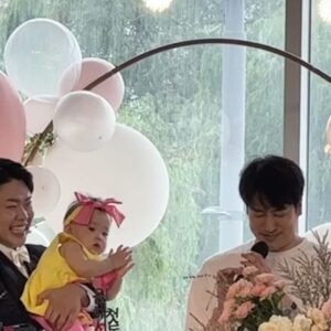 Kim Young-hee Instagram - 돌끝맘~~~~🤣
그나저나 아빠는 어찌 딸의 치마핏을 지켜주지 못하는가??🥲
.
진짜 벅차게 감사하고 벅차게 즐어웠던 날
결혼식과 달리 일일이 연락을 다 드리지 못했는데..
정말 많은분들이 와주셨고 
못오신 분들도 맘 다 써주시고 .. 
사회 부탁에 흔쾌히 ㅇㅋ!!해주신 통영아들 경환선배님
@heodak_forever 
소리장인 케~~빈  성원 선배님
@kingsungwon7 
기쁜날 행사풍선 빠질수 없다며 온몸으로 보여주신 남용선배님
@namyongseo 
등장만으로 난리난리 찌디
@dareakky 
역시나 엔딩요정 혜련 선배님 감사합니다~~~
@ulumma2012 
.
하객들 보니 너무 잘살았다
리마인드 웨딩이니??
엄마만 벌크업 중인거야??라는 말을 제일 많이 들었네요
.
결혼식때 코로나가 한창이라..
너무 많은분들이 식사도 못하고 가시고
죄송스러운 마음이 컸는데
다들 식사도 하시고 양손가득 답례품도 챙겨가셔서 
마음이 너무 놓입니다
친한 동생이 그러더라고요 누나 좋은일때 오시는 분들 보면 
진득한 찐사람들이야 그때 그사람들이 또 오고 또오고
항상 누나 옆이 든든해보여 
.
해서네 가족 감사한마음 잊지않고 행복하게 잘 살겠습니다~~
정말 너무너무 감사합니다 🙇🏻‍♀️🙇🏻
.
아차차 새벽부터 이동때만 자고 
피곤했을텐데 칭얼거림 한번 없이
개인기에 박수도 치는 여유를 보인
돈을 잡은 우리딸 너무 고맙다
다들 저런 아이를 첨 봤다며 
엄마 아빠 복 받았다며 칭찬 많이 해주셨어요
외모만이 아닌 성격도 완젼 아빠