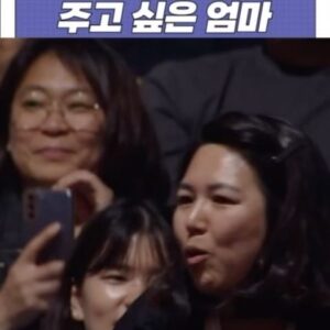 Kim Young-hee Instagram - 오엠알카드 잘못쓴 친구 말자할매 보러 온 엄마 대신 응원  해주세요~~❤️
시험 다 치르고 오엠알 카드 쓰는거 보통일 아닙니다
밀려쓰는 경우도 많이 봤고 
제시간에 못해서 뒤는 거의 체크 못한 경우도 봤고요 
이런경우 보통 공부 엄청 잘하는 친구들이 울고 그랬어요
아드님은 시험지상 100점이라는건 
진짜 공부를 잘하는 친구네요~
마킹실수만 없음 앞으로 치를 시험 결과가 좋을꺼에요 
오히려 저처럼 마킹은 삐져나오지도 않게 잘했는데 
수학 4점 받은게 ...이게 진짜 고민이죠
심지어 거둬 가실때 잠시만요 하면서 붙들고 
확인 한번 더 했는데도 4점..이게 정말 답이 없는거에요🤣
이정도는 눈물도 안나와요 ㅋㅋ
.
진짜 실력자라면 지나간 시험 털고 멘탈관리 해서 
다음시험 부터 화이팅 합시다!!!!!!
.
#말자할매 #소통왕말자할매 #가방끈긴할매 
#T할머니#T머니#개그콘서트