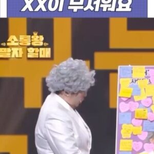 Kim Young-hee Instagram - 사람이 무섭다는 수의사쌤의 고민
사람한테 받은 큰 상처가 있으시구나..하는 생각에
하루종일 얘기 해도 끝나지 않을듯 하여
단순하게 진지하지 않게 가볍게 답해 드렸어요
사람한테 받은 상처 
결국 다른 사람을 통해 아물기도 하는데요
사람이 무섭다는 수의사 선생님
어떤 상처가 있으신지 모르겠지만 
선생님의 환자들은 사람인 주인밖에 모르는
배신도 모르는 칭구들입니다
기사 통해 많이 접하지만..
학대받고 버려진 칭구들이 진짜 사람이 가장 무서울꺼에요
.
선생님은 사람 보단 동물칭구들을 더 많이 접하니까요
동물을 무서워 하지 않는 선생님이라면 
최고의 직업을 택하셨어요!!!!
그리고 지금도 아픈 반려동물 주인들은 
쌤님만 믿고 있습니다~~~❤️