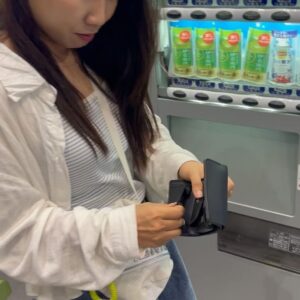 Kim Young-hee Instagram - 지영이 첫 해외여행이자 
지영이랑은 처음인 오사카
이렇게 활동적인 애였던가?!!!!!‘
정말 어제는 처음 일본 왔을때 처럼 쏘다녔더니
온몸이 쑤시고 피곤해서 눈도 제대로 못뜨고 있는데
옆에서 자꾸 언제나가냐고....
오늘은 꼭 이걸 사야되고 이걸 먹어야 된다고🤣
철저히 지영이 맞춤형으로 다니고 있는데..
몸이 안따라 주네 🤣 지영이 많이 젊구나
.
그나저나 해서 가방에 달아 주고 싶은 얄궂은 생굴 인형은 
눈에 밟히지만 안샀고
너무 맘에 든 저 검정 양말은 좀 더 사가야 겠다
.
술한잔 못하는데 하이볼 마시자고 난리난리
나는 알콜 몇방울만 넣어달라고 해서
그냥 우롱차를 먹으면 되었을 정도의 피치우롱칵테일 먹고
소주 5병 마신 얼굴로 새빨갛게 돌아다녔네😚
.
노천으로 향하는 무겁디 무거운 발걸음으로 
어제의 오사카는 마무리