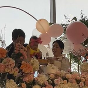 Kim Young-hee Instagram - 돌끝맘~~~~🤣
그나저나 아빠는 어찌 딸의 치마핏을 지켜주지 못하는가??🥲
.
진짜 벅차게 감사하고 벅차게 즐어웠던 날
결혼식과 달리 일일이 연락을 다 드리지 못했는데..
정말 많은분들이 와주셨고 
못오신 분들도 맘 다 써주시고 .. 
사회 부탁에 흔쾌히 ㅇㅋ!!해주신 통영아들 경환선배님
@heodak_forever 
소리장인 케~~빈  성원 선배님
@kingsungwon7 
기쁜날 행사풍선 빠질수 없다며 온몸으로 보여주신 남용선배님
@namyongseo 
등장만으로 난리난리 찌디
@dareakky 
역시나 엔딩요정 혜련 선배님 감사합니다~~~
@ulumma2012 
.
하객들 보니 너무 잘살았다
리마인드 웨딩이니??
엄마만 벌크업 중인거야??라는 말을 제일 많이 들었네요
.
결혼식때 코로나가 한창이라..
너무 많은분들이 식사도 못하고 가시고
죄송스러운 마음이 컸는데
다들 식사도 하시고 양손가득 답례품도 챙겨가셔서 
마음이 너무 놓입니다
친한 동생이 그러더라고요 누나 좋은일때 오시는 분들 보면 
진득한 찐사람들이야 그때 그사람들이 또 오고 또오고
항상 누나 옆이 든든해보여 
.
해서네 가족 감사한마음 잊지않고 행복하게 잘 살겠습니다~~
정말 너무너무 감사합니다 🙇🏻‍♀️🙇🏻
.
아차차 새벽부터 이동때만 자고 
피곤했을텐데 칭얼거림 한번 없이
개인기에 박수도 치는 여유를 보인
돈을 잡은 우리딸 너무 고맙다
다들 저런 아이를 첨 봤다며 
엄마 아빠 복 받았다며 칭찬 많이 해주셨어요
외모만이 아닌 성격도 완젼 아빠